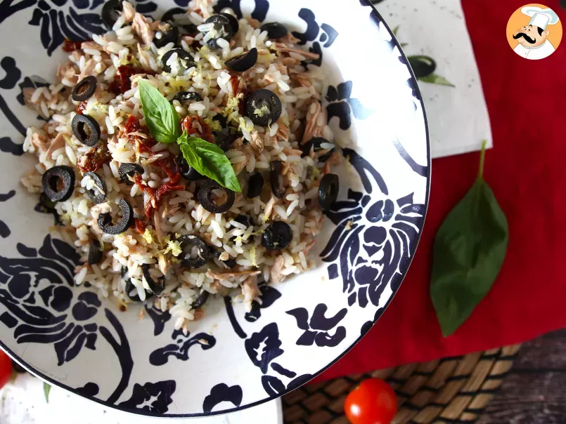 Ensalada de arroz mediterránea con atún, aceitunas, tomates secos y limón - foto 3