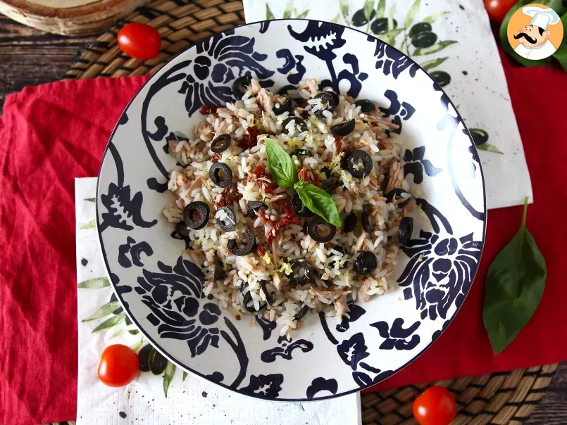 Ensalada de arroz mediterránea con atún, aceitunas, tomates secos y limón - foto 4